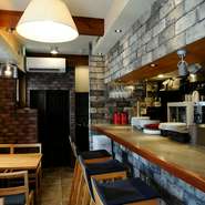 蕎麦米のリゾット、河内鴨のガレットなど、珍しい料理メニューは記念日デートにも人気。夜は1名様3900円～のコース料理が好評です。お祝いのホールケーキもご用意できます（1700円～、3日前まで要予約）。