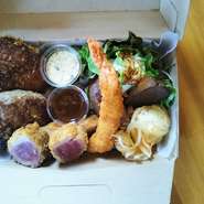 河内鴨をご堪能いただけるとってもオトクなセットです。河内鴨のロースかつ、ハンバーグ、ミンチかつ、ソーセージ、ロースのスモーク、海老フライも入っています。お二人でシェアしても！家呑みの方へおススメです。