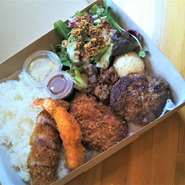 「関西テレビよーいどん・オススメさん」でも紹介されたボリューミー＆オトクなセットです。
河内鴨のロースかつ、ハンバーグ、ミンチかつ、海老フライに自家製のデミグラスソース、タルタルソースもついています。