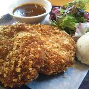 河内鴨100％の手作りミンチかつです。サクッとジューシーなかつです。自家製デミグラスソースでお召し上がりください。