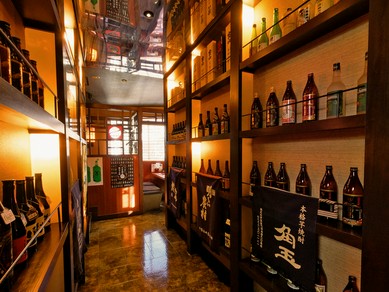 定番から希少な銘柄まで厳選された焼酎や地酒をラインナップ