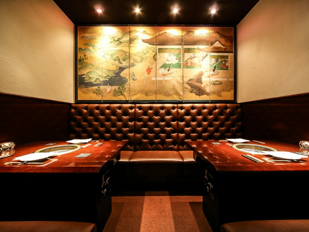 大理石の床、江戸時代の屏風、イタリアの石壁などが非日常に誘う