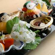 料理に使用される食材は、どれもそのときに仕入れられる、上質なものばかり。産地直送の食材から市場で仕入れる厳選食材まで、旬の味覚を存分に堪能できます。