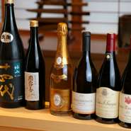 和食との組み合わせにぴったりな、フランス・ブルゴーニュ地方のものを中心とした各種ワイン。その日の料理に合わせ、ワイン＆日本酒を織り交ぜた「ペアリング」（約10杯9,900円）も用意されていて嬉しい限りです。