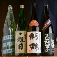 冷酒だけでなく、温めてもおいしく飲めるような、料理に合わせた日本酒を取り揃えています。銘柄は常時変わり、希少価値の高いものも入荷するので、日本酒好きな方はお見逃しなく。