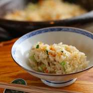 春の「筍」や夏の「鮎」。秋の「松茸」に冬の「牡蠣」など、旬の食材を使った五十嵐氏自慢の『炊き込みご飯』を堪能できます。ふんわり芳ばしい香りまでもご馳走に。
