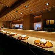 「会話を中心に楽しまれる方から、静かにお食事を楽しみたい方まで、当店にはさまざまなお客様が足を運んでくださいます。だからこそ、お一人おひとりに合わせた接客を心がけています。」と五十嵐氏。