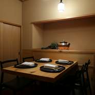【和の食いがらし】には、遅くまでいらっしゃる方が多く、リラックスして食事とお酒を楽しめる雰囲気があります。肩肘張らずに、のんびりと季節の味わいを楽しんでみてはいかがでしょう。