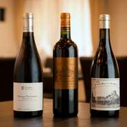 フランス産のワインを中心に、日本産ワインも多くストックされています。ソムリエが厳選するボトルは、随時入荷するバリエーション豊かなラインナップ。美しい料理に舌鼓を打つワイン会にいかがでしょう。