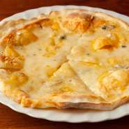 当店ではお酒だけでなくお腹も満たせるようにフードメニューも充実しています。この4種のチーズをのせたピザはその中でもイチオシの人気メニューでお酒との相性も良くお楽しみいただけます。