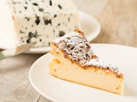 フランス・ブルノーブル産のクルミとロックフォール（ブルーチーズ）を使った大人のチーズケーキ