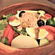 使われている野菜は、名水百選に選ばれている神奈川県秦野市の湧き水で作られたもの。ゆで卵、ジャガイモ、アンチョビ、ブロッコリーなど大きな具材がいっぱい乗っています