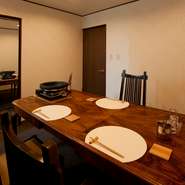 休日には家族そろって鍋料理。店内はおしゃれで落ち着いた空間です。個室もあるので小さな子ども連れでも気兼ねなく寛げます。ちょっといいものが食べたい時、家族の誕生日などに行ってみたいお店です。