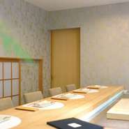 「のぐち躙り口」は、隠れ家レストランの更に隠れた個室カウンター8席！贅沢な空間で、旬の新鮮魚介をご堪能頂けます。おススメは「おまかせ握り鮨コース7940円」７品＋おまかせ握り鮨７貫。接待や記念日にぜひ。