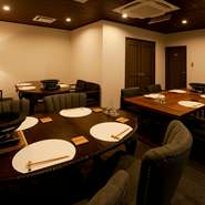 宴会は周りを気にせず完全個室でごゆっくりお寛ぎ頂けます。大きなテーブル席で、6～14名様まで！人気コースは【石鍋のぐち】の名物「石鍋極上コース9940円」や「石鍋基本コース5940円」最後の〆のラーメンは絶品！
