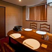 落ち着いた雰囲気の店内には、周りに気兼ねすることなくゆっくりと食事ができる個室があります。2名から14名までのお部屋があるので、デートや記念日、接待など色々な用途で使えて便利です。