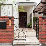 住宅街の一角にあるお店は一見普通の住宅のよう。店名の表札だけが【石鍋のぐち】の目印です。この隠れ家的雰囲気と美味しい料理に誘われて、セレブや芸能人もお忍びで来店する知る人ぞ知るお店です。