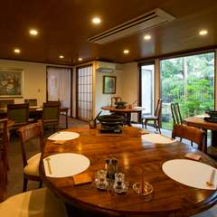 白金に佇む隠れ家的な鍋料理店で「大人女子会」