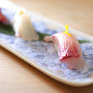 料理長のおまかせにて、その日に仕入れた旬な食材を使用してお出ししています。
当コースは、皆様に多くのお声を頂いておりましたカウンター席の握り鮨をメインとしたコースをご用意いたしました。