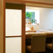 千利休が考案したとされる草庵茶室に設けた客の出入り口。カウンター席は躙り口をくぐって入店して頂きます