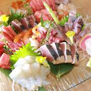 ■当コースにはお飲み物は付いておりません。お飲み物をご注文の際には別途サービス料10％(22時以降のお会計は15%)、消費税が掛かりますので予めご了承の程よろしくお願いいたします。
■当コースに石鍋料理はございませんので予めご了承ください。
■ご予約は2日前の17時までとなります。
※1日前、また当日の人数変更はキャンセル料を頂く場合がございます。
■鍋はカウンターではなくテーブル席になります。