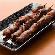 その日の朝開いた肝を使用、鮮度抜群の味わいが楽しめる『うなぎ肝串焼き』は、数量限定の大人気メニュー。午前中には完売してしまうため、お店に着いたらお早めにご注文を。