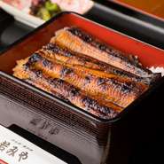 先代社長から受け継いだ秘伝のタレをたっぷり使い、焼き方にもこだわった『うな重』。アクセントに京都産の山椒をかけてお召し上がりください。山椒とタレの風味がマッチして、えも言われぬ味わいに。