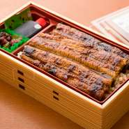 『うな重』で重要なのは「タレ」です。先代社長より引き継いだ秘伝の「タレ」を使い、こだわりの焼き方でご提供しています。表面はカリッ、身はふっくらと仕上がった絶品『うな重』をご堪能ください。