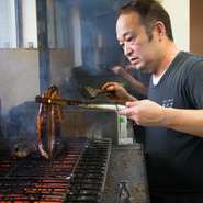 お店では明るく元気よくをモットーに、お客さまをおもてなししています。記念日や晴れの日のみならず、ちょっと贅沢にうなぎを楽しみたい、そんな時にもご利用いただけるお店です。上質なうなぎをご賞味ください。