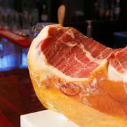 塩漬けした豚肉を、気温の低い場所で長期間乾燥させてつくる、スペイン産の『ハモンセラーノ』。ほどよく塩気が効いているので、ビールやワインなどによく合います。				