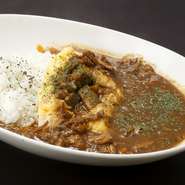 おなかを空かせたお客さまにも満足していただけるよう、当店では中辛の『カレーライス』をお出ししています。10種類以上のスパイスを使い、5~6時間じっくり煮込んだカレーは、旨みが凝縮していると人気です。