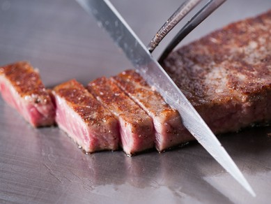 目の前で焼き上げる肉、野菜。まさに五感で味わうご馳走
