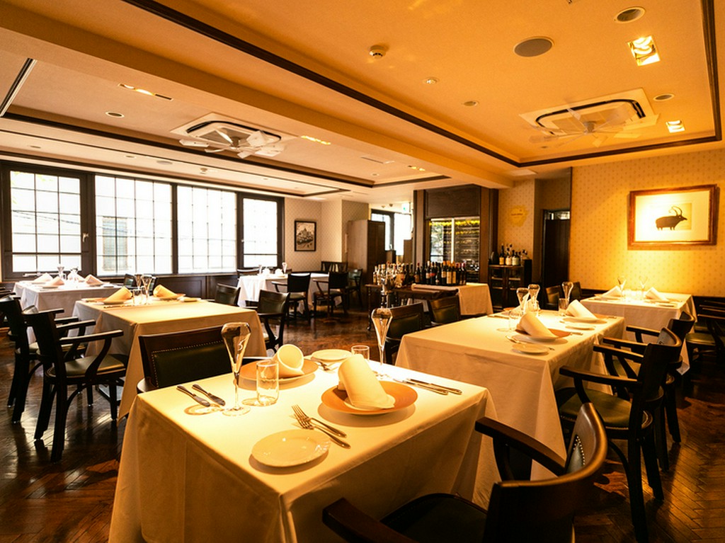 落ち着いたテーブル席で、ワインを味わいながら大人のデート