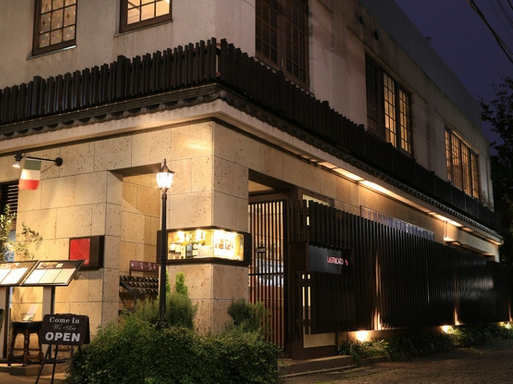 情緒ある神楽坂の風景に溶け込む、隠れ家風のリストランテ