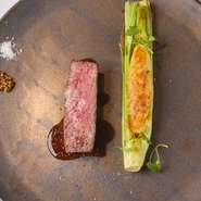 福岡の精肉店から、その時一番良い銘柄の和牛を入荷。低温でしっとりと火を入れ、仕上げに表面を香ばしく焼き上げ、ソースは和牛のスジなどからつくり、素材のおいしさを余すことなく引き出した逸品です。