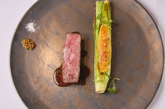 素材のおいしさを余すことなく引き出した『和牛サーロインのポワレ　マデラ風味のジュのソース』