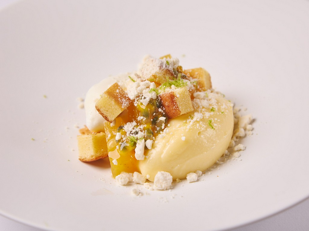 パイナップル、パッションフルーツ、ライムのデザート