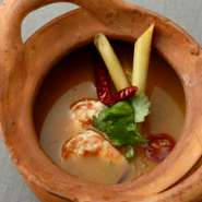 トムヤムクン（海老と香菜入りタイ式スープ）