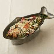 菜の花と渦巻きビーツのハーブプラーヌンキン（白身魚のタイハーブ蒸し）