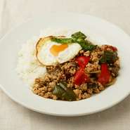 カアウ ガイ ガパオ（鶏挽肉バジル炒めとジャスミンライス 目玉焼きのせ）