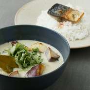 ゲーン キヨワーン（サバと季節野菜のグリーンカレー＆ジャスミンライス）