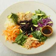 春野菜とレモングラスのカオヤムサラダ