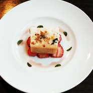 練乳仕立てのヌガーグラッセ　苺のマリネ添え