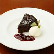 カプリ島のチョコレートアーモンドタルト　ベリーソース