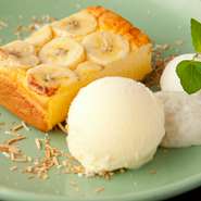 温かいバナナケーキ バニラアイスとカオニャオ添え