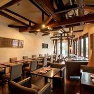 茶系で統一されたお洒落でひろびろとした店内