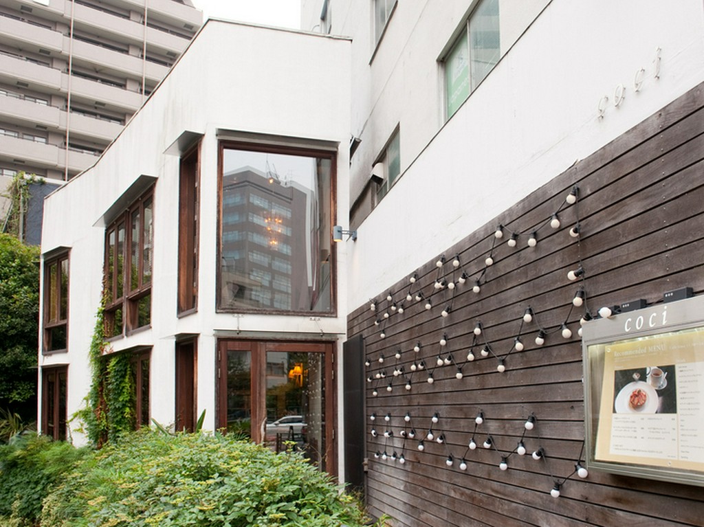川沿いの一軒家を使ったレストラン