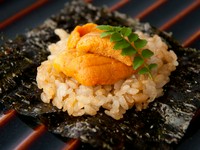 一番人気!パリッとした韓国海苔の上にのる『生雲丹と焼き飯』