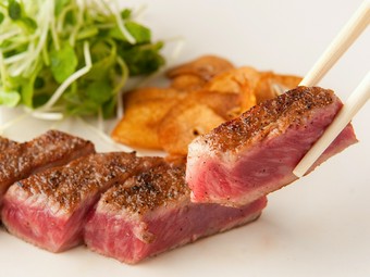 メインに神戸牛ステーキが入った特別コースです。
是非記念日やお祝いの機会にご利用ください。
