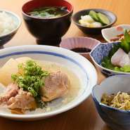 縁と縁がつながり、さまざまな専門業者から食材を手に入れられるようなっているため、日によっては珍しい食材が入ることも。毎日珍しい食材があるわけではないそうで、食べたいものがあれば予約が確実です。